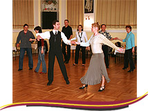 Tanzlehrerpaar vor einer Gruppe Kursteilnehmer